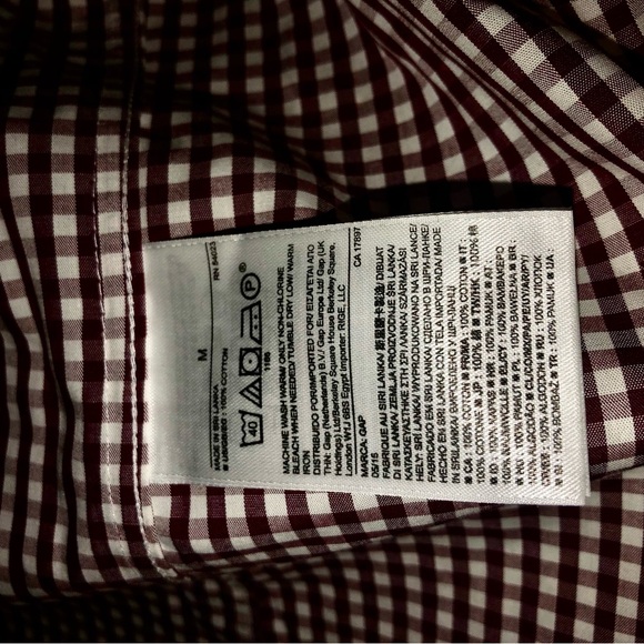 NWOT. Gap. Wrinkle resistant, men’s button-down medium. - Picture 2 of 3